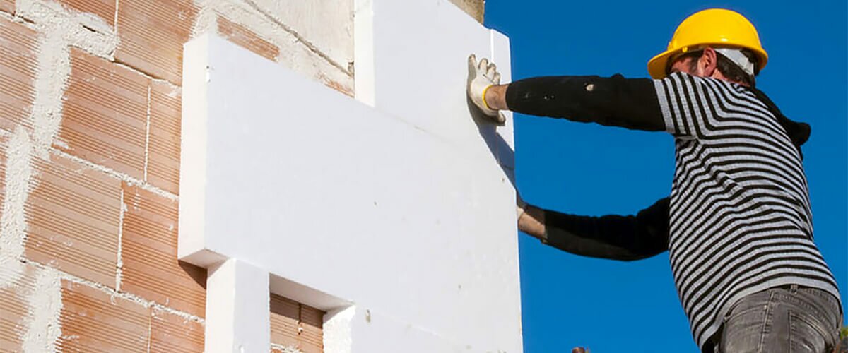 Operai al lavoro per isolamento dell'edificio
